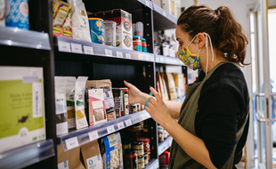 Yasmine Gheribi dans son épicerie vegan Cabane du 12 à Nice.