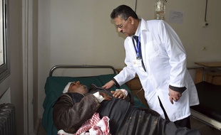 Un homme est soigné dans un hôpital après l’explosion d’une mine, près de Salamiyeh, en Syrie, le dimanche 24 février 2019.
