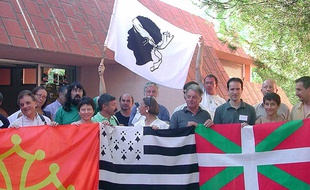 Drapeaux occitan, breton, corse et basque, le 22 août 2001 à Corte, à l'occasion de l'université d'été des organisations régionalistes.