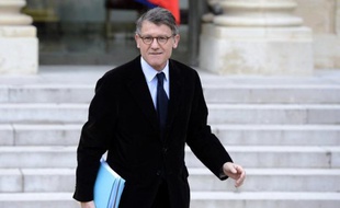 Le ministre de l'Education nationale, Vincent Peillon, a écrit vendredi aux recteurs pour les appeler à "la plus grande vigilance" concernant le débat sur le mariage homosexuel dans les établissements catholiques, afin qu'il n'alimente pas l'homophobie.