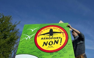 Plusieurs milliers d'opposants à l'aéroport de Notre-Dame-des-Landes doivent manifester samedi après-midi dans les rues de Nantes, où ils entendent réaffirmer leur refus du projet de transfert de l'actuel aéroport vers celui qui doit être construit dans le bocage à 15 km au nord de la ville d'ici 2020.