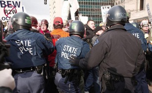 La longue bataille pour affaiblir les syndicats aux Etats-Unis a pris un nouveau tournant et touche à présent le coeur du mouvement ouvrier, dans le Michigan, où le gouverneur républicain a signé une loi controversée.