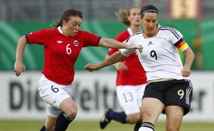 La joueuse allemande Birgit Prinz (à dr.) lors d'un match contre la Norvège, le 16 juin 2011.
