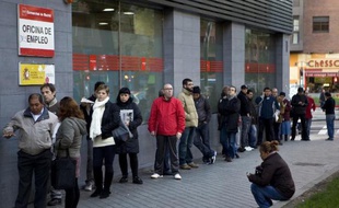 Queu devant un bureau de recherche d'emploi, le 2 décembre 2014 à Madrid
