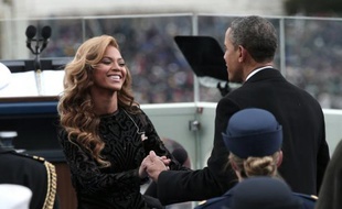 Mais la vraie vedette s'appelle Beyoncé, venue chanter l'hymne américain en conclusion de la cérémonie. L'année dernière, elle et son mari Jay-Z étaient assis parmi le public, dans les sièges VIP.