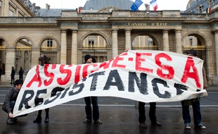 Des manifestants devant le Conseil d'Etat le 11 décembre 2015 protestent contre les assignations à résidence. AFP / ALAIN JOCARD
