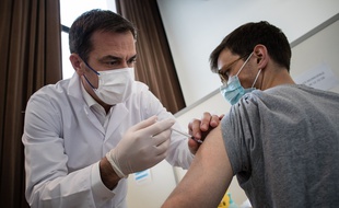 Olivier Véran, ministre des Solidarités et de la Sante, vaccine au centre de vaccination de Montrouge, mardi 11 mai 2021.