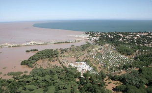 La Méditerranée prend une couleur boueuse durant les inondations de Fréjus, en juin 2010.