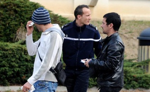 Les enquêteurs tentaient dimanche de percer le mystère de la présence, à pied en pleine nuit, de trois jeunes soeurs issues de la communauté des gens du voyage de Marseille, mortes fauchées sur l'A7 dans la Drôme après avoir dû descendre d'un train faute de billet.