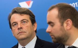 Les membres LR Thierry Solère et Sébastien Lecornu lors de la campagne pour la présidentielle, le 15 décembre 2016 à Paris