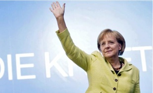 Créditée de 35 % des intentions de vote, Angela Merkel semble sereine.