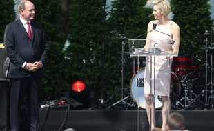 La Princesse Charlène de Monaco crée la surprise en s'exprimant en français à l'occasion des 10 ans de règne du Prince Albert, le 11 juillet 2015.
