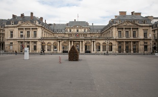 Devant le Conseil d'Etat aussi, le confinement a fait le vide.