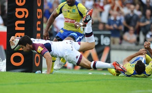 Pierre Bernard, le demi d'ouverture de l'UBB, lors du match face à Clermont, le 4 octobre 2014.