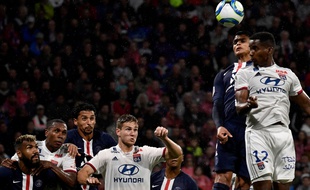 Ici à la lutte de la tête avec Thiago Mendes, Thiago Silva n'a jamais été mis en danger dimanche soir au Parc OL. JEFF PACHOUD