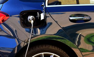 Une voiture électrique en plein rechargement.