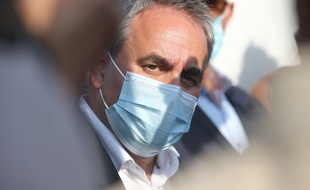 Xavier Bertrand, photographié à l'usine Bridgestone de Béthune, le 16 septembre 2020.