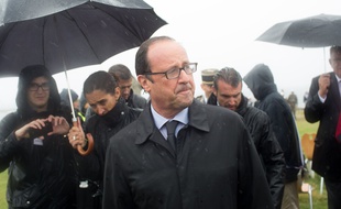 François Hollande sur l'île de Sein. Sous la pluie, encore...