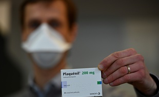 Un pharmacien montre une boîte de "plaquenil" le 23 mars à Rennes.