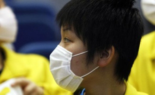 Des étudiantes se protègent de la grippe mexicaine lors des championnats du monde de tennis de table au Japon, le 2 mai 2009.