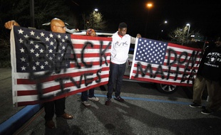 Des militants protestent contre la décision du procureur général de l'Alabama de ne pas poursuivre un policier responsable de la mort d'un jeune Noir à Hoover.