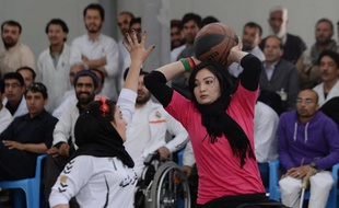 Une joueuse de l'équipe de basket en fauteuil roulant de Kaboul contre l'équipe de Mazar-i-Sharif en finale de la troisième compétition annuelle organisée par la Croix Rouge internationale à Kaboul le 29 octobre 2014