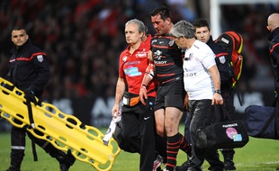 Le centre du Stade Toulousain Florian Fritz sort KO lors du match de barrage du Top 14 contre le Racing 92, le 9 mai 2014 au stade Ernest-Wallon.