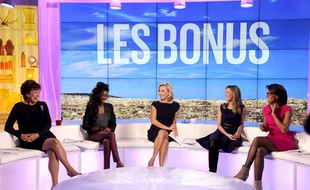 Roselyne Bachelot, Hapsatou Sy, Laurence Ferrari, Elisabeth Bost et Audrey Pulvar, les animatrices du "Grand 8", sur D8.