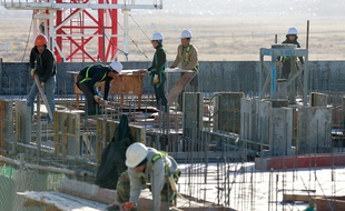 Des ouvriers nord-coréens sur un chantier à Oulan-Bator (Mongolie), le 6 octobre 2017.