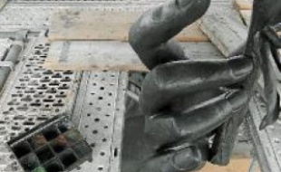 Huit spécialistes travaillent sur la statue pour effacer les altérations dues au temps et aux dégradations.
