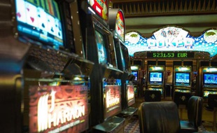 "On n'avait gagné jusque-là que des petites sommes", affirmaient samedi deux retraités encore "sous le choc" après avoir remporté dans la nuit de vendredi à samedi plus de 7 millions d'euros sur une machine à sous du casino Barrière de Saint-Raphaël.