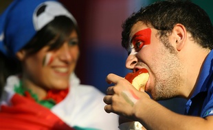 Un supporter italien dégomme un hot dog lors de la Coupe du monde 2006, en Allemagne.