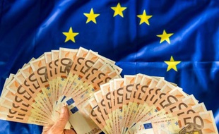Des billets de 50 euros sur un drapeau européen, à Lille, le 25 avril 2014