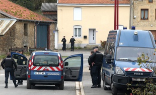 Des gendarmes dans le village d'Issancourt-et-Rumel, lors de nouvelles fouilles pour retrouver le corps d'Estelle Mouzin, qui a disparu depuis dix-sept ans.