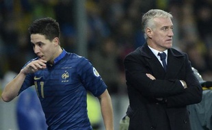 Le milieu de terrain français Samir Nasri et le sélectionneur de l'équipe de France Didier Deschamps lors du match contre l'Ukraine, le 15 novembre 2013 à Kiev