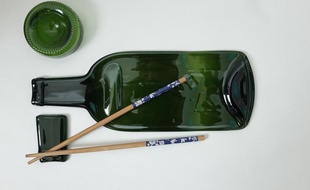 Un set à sushis fabriqué à partir d'anciennes bouteilles de vin.
