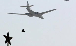 Des avions russes au-dessus de la place rouge à Moscou lors d'une parade le 5 mai 2008