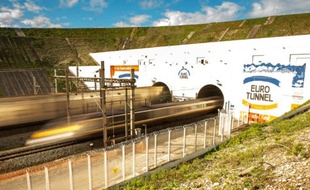Des navettes entrent et sortent d'Eurotunnel, le 20 octobre 2015