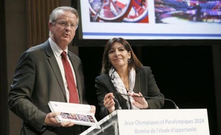 La maire de Paris Anne Hidalgo et le vice-président du Comité national olympique Bernard Lapasset le 12 février 2015 à Paris