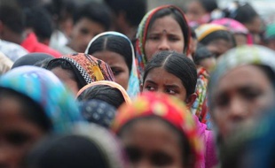 Le Bangladesh a mis sur pied une commission en vue d'augmenter le salaire minimum des ouvriers du textile, a déclaré dimanche un ministre après une série de catastrophes mettant en relief leurs mauvaises conditions de travail.