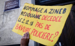 Un manifestant rend hommage à Zineb Redouane