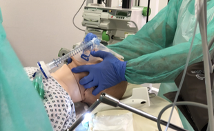 Un respirateur sur un mannequin lors d'un exercice de simulation au sein du CHU de Toulouse.