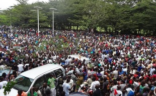 Des manifestants à Bujumbura accueillent le directeur de la très populaire radio privée RPA tout juste sorti de prison le 18 février 2015