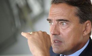 Alexandre de Juniac, ancien directeur de cabinet de Christine Lagarde à Bercy, a officiellement été nommé président directeur général d'Air France mercredi lors d'un conseil d'administration de la compagnie française, selon un communiqué du transporteur.