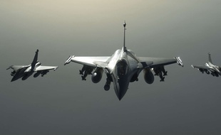 Photo d'un avion Rafale en mission en Syrie publiée le 27 septembre 2015 par l'armée française, qui a mené dimanche les première frappes contre Daesh en Syrie.