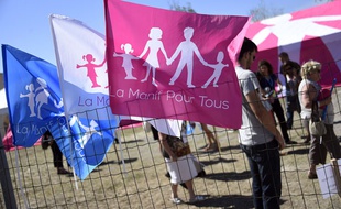 Des militants de la Manif pour tous, réclament l'abrogation du mariage gay.