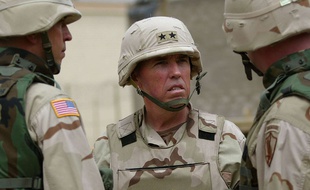 Le général américain Geoffrey Miller à la prison irakienne d'Abou Ghraib en 2004.