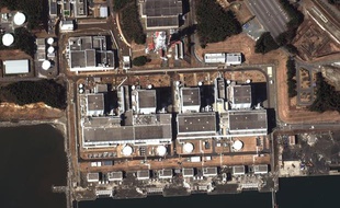 Images satellite de la centrale nucléaire de Fukushima, au Japon, où s'est produite une explosion le 12 mars 2011.