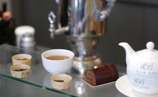Le thé noir violette de Betjeman & Barton, idéal pour accompagner une bûche au chocolat noir