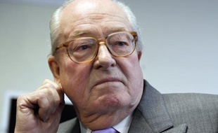 Le président du Front national Jean-Marie Le Pen a attaqué, lundi matin, le président Nicolas Sarkozy sur sa gestion de la crise en Côte d'Ivoire.